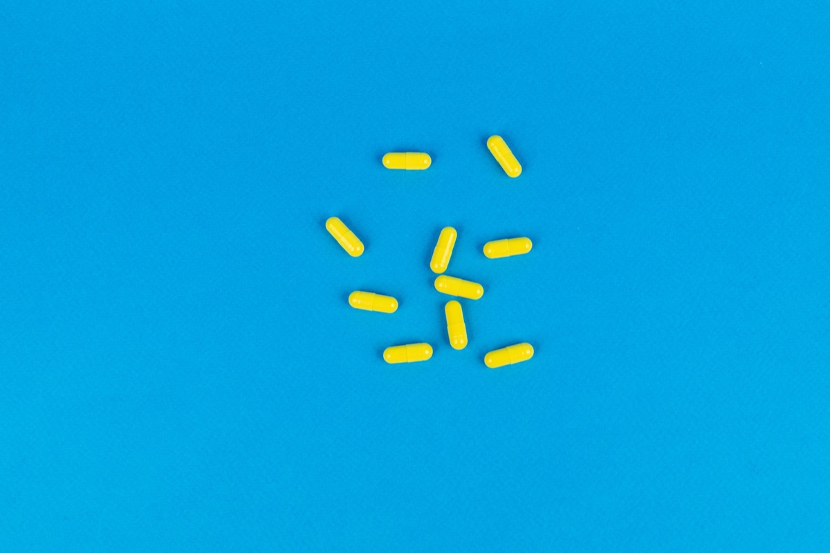 Gélules de complément alimentaire de berbérine sur une surface neutre.