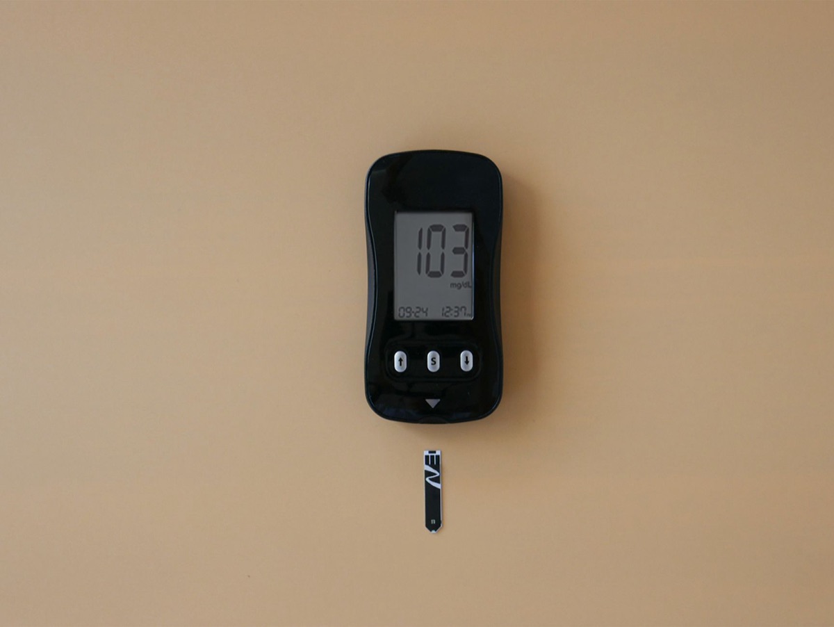 Medidor de glicose sanguínea e tiras de teste para controle de açúcar.
