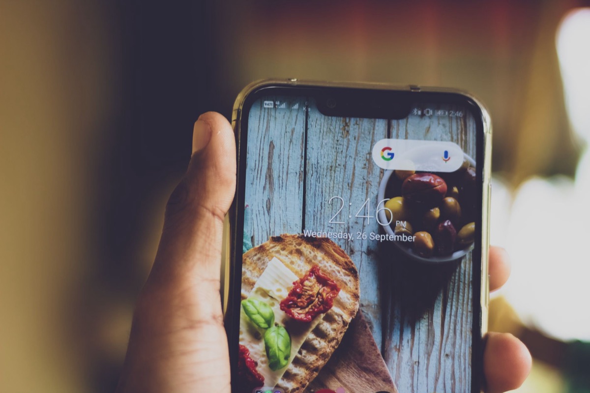 persona che guarda un cellulare con app di dieta