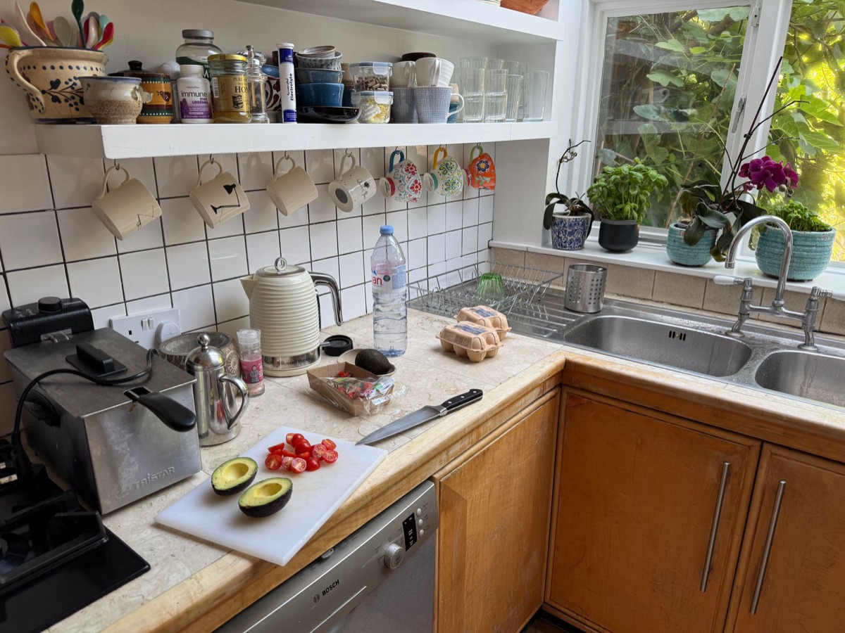 Keuken tafel met water en notitieboek