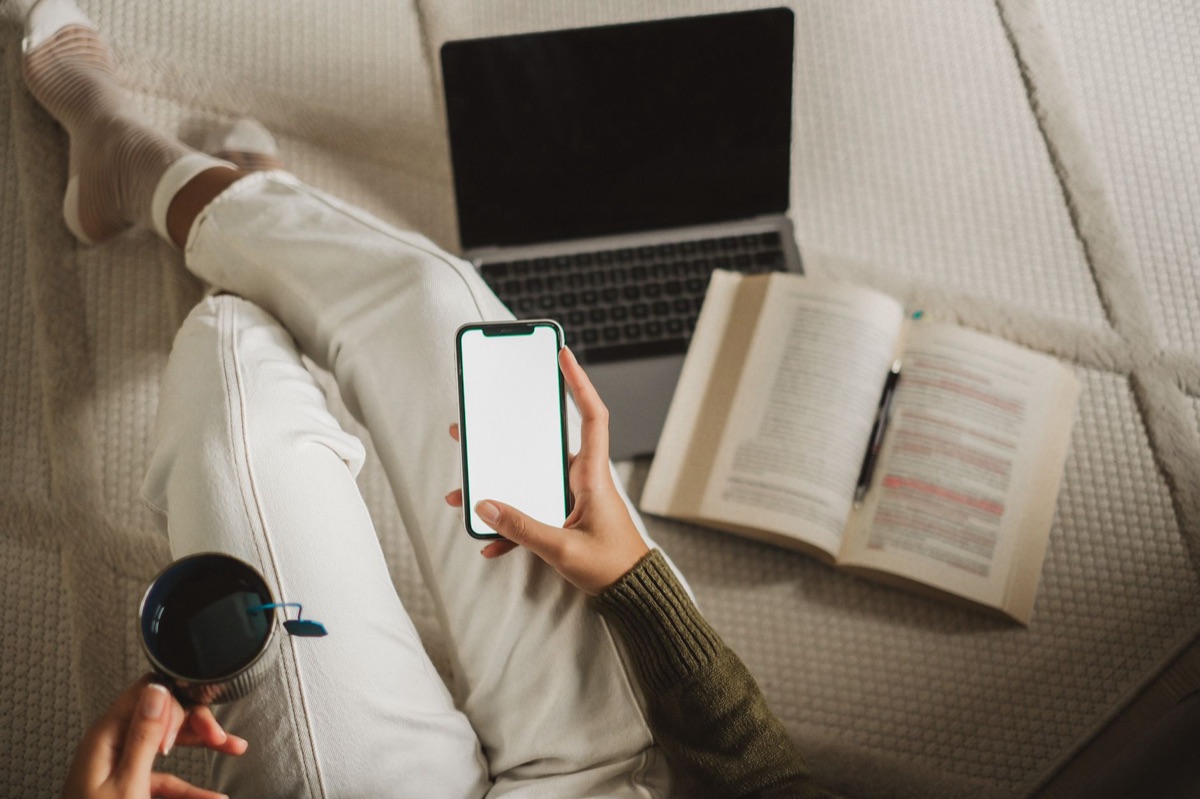 Persoon met koffie en open notitieboek