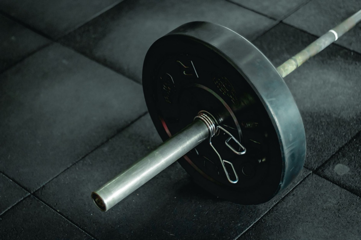 protein powder container and weightlifting bar