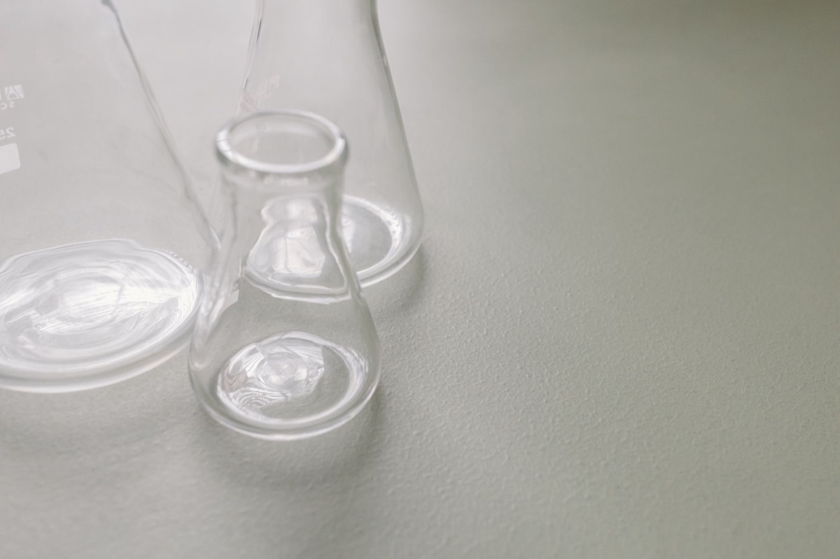Klare Glasflasche mit weißem Gel