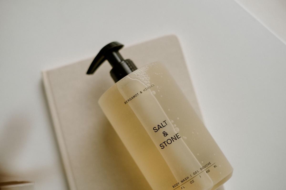 Weißes Gel in klarer Glasflasche