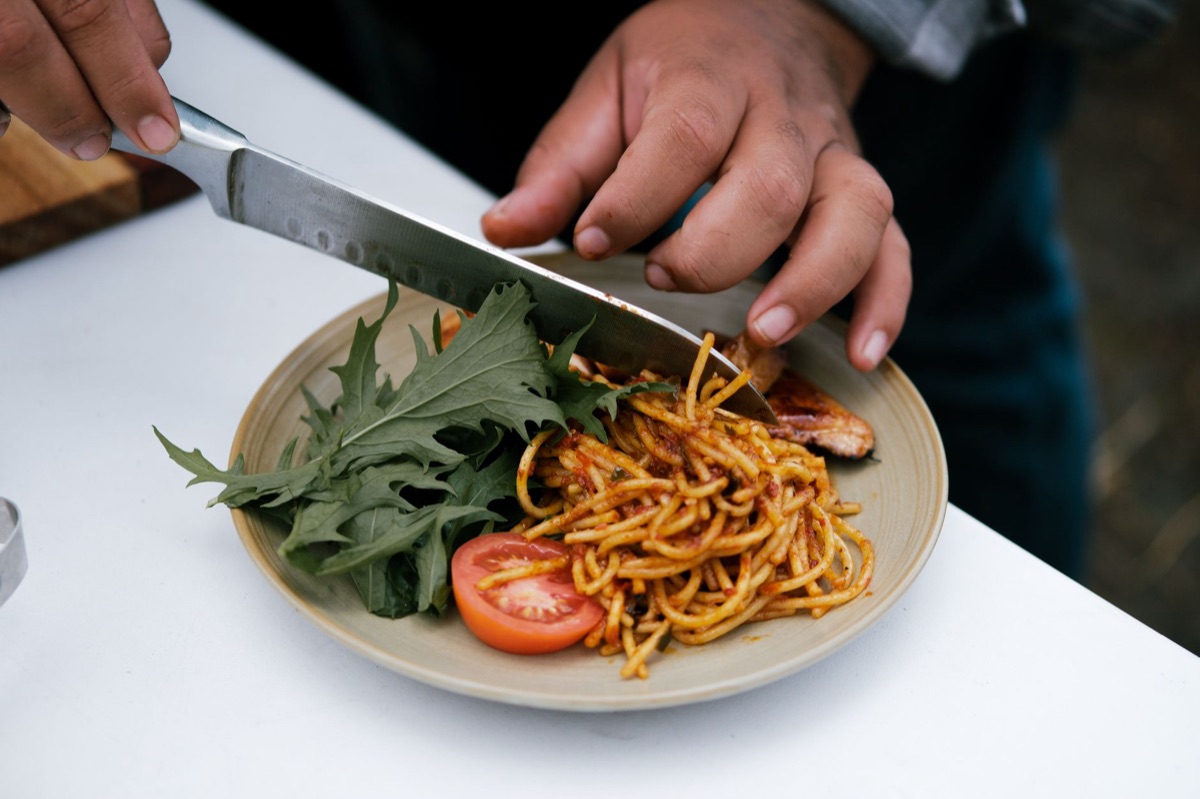 Gewichtsmaß und Teller für Essen
