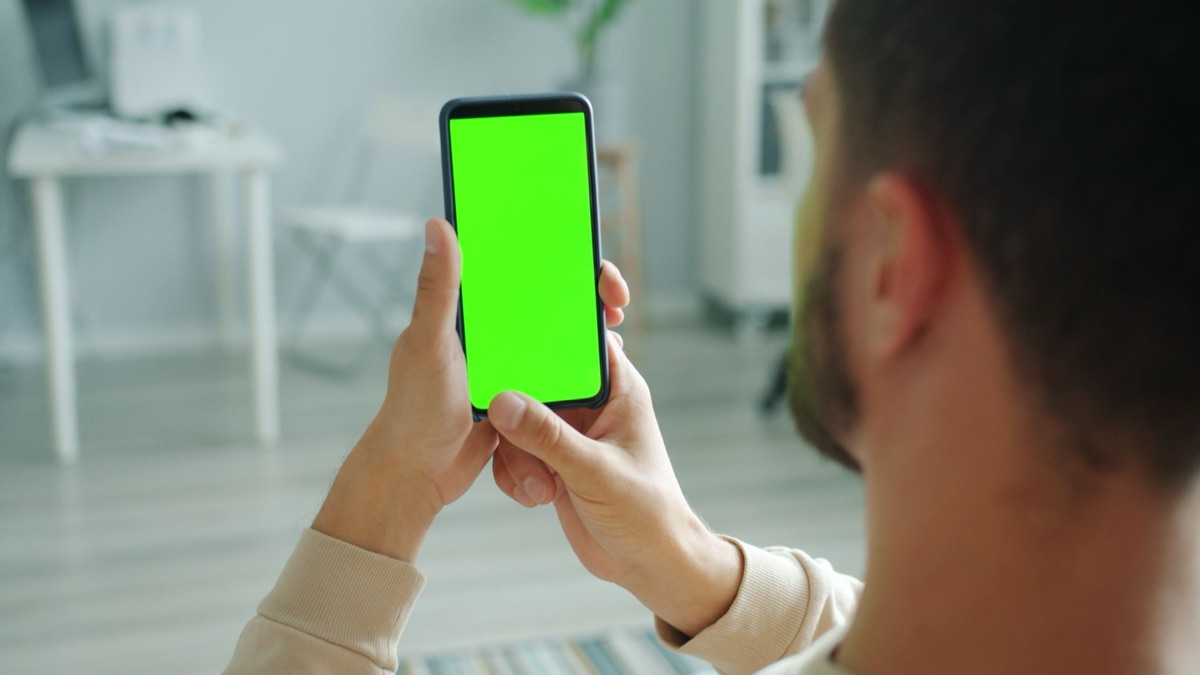 persona mirando app de seguimiento de calorias
