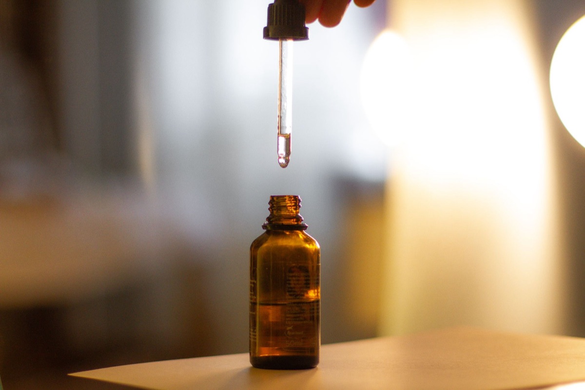 Un bicchiere di vetro nero con un liquido chiaro