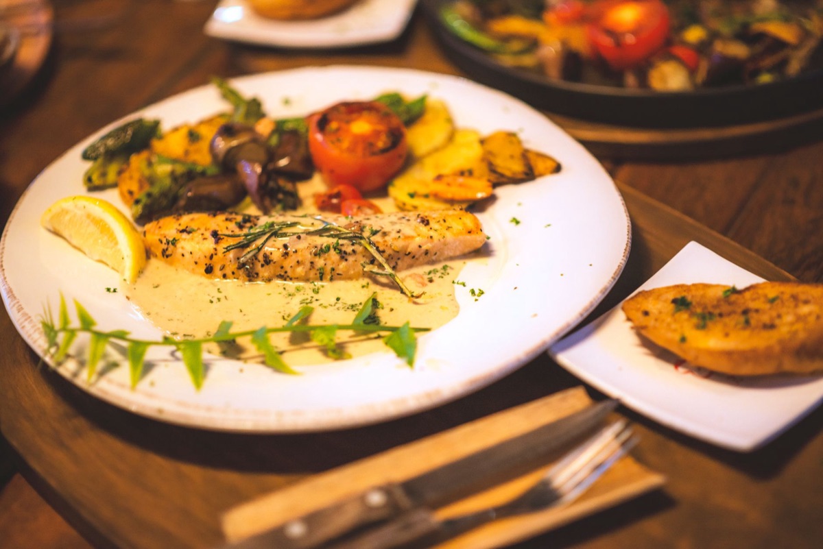 Filete de salmón fresco con espárragos