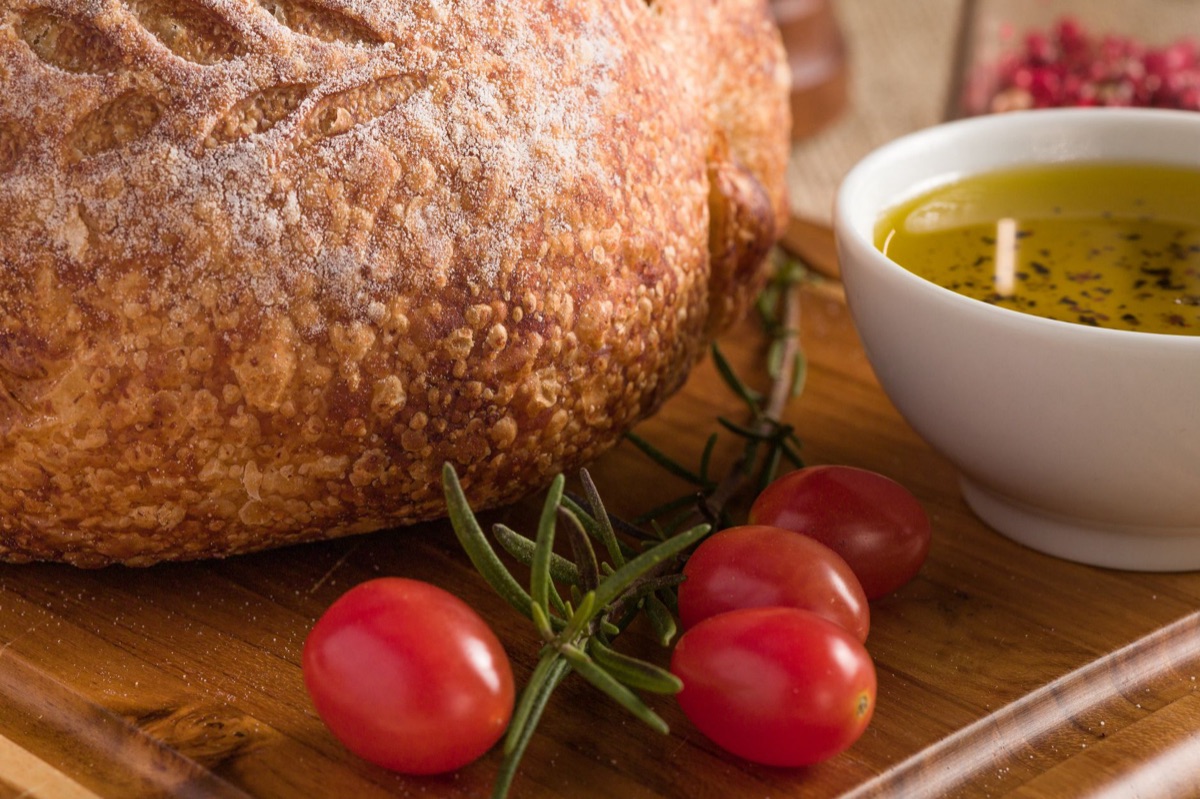 Pan integral con frutos secos y aceite de oliva