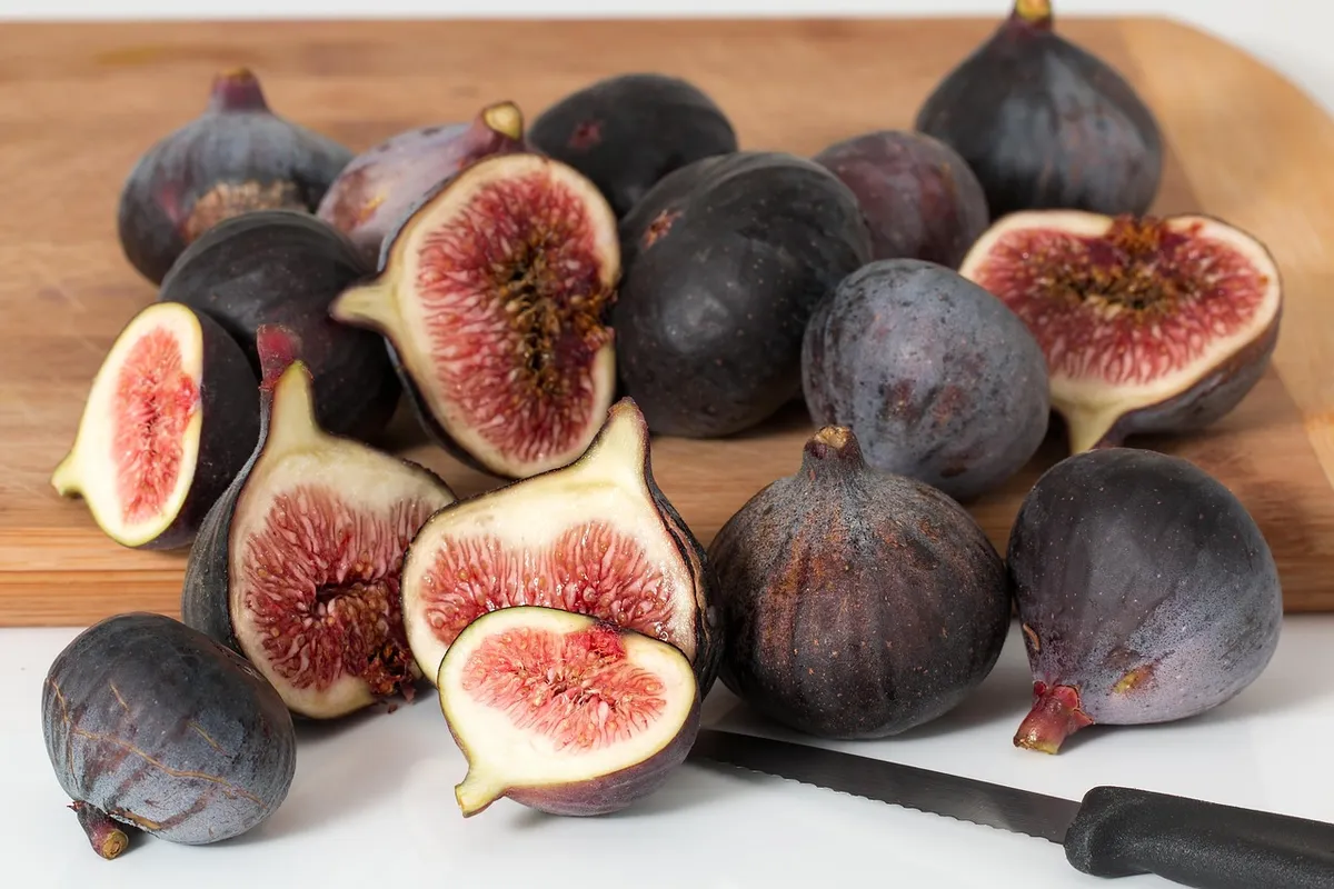 figs, fruits, fresh, ripe, organic, harvest, sliced, produce, halves, cross sections, nutrition, health, diet, vegetarian, ficus, food, juicy, raw, ficus carica