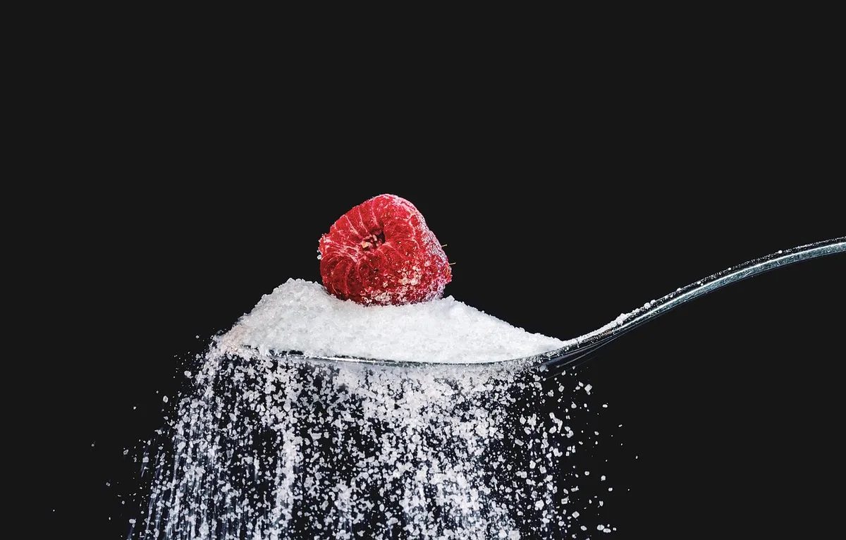 raspberry, sugar, spoon, meal, cute, fruit, food, diet, diabetes, sweet, crystals, trickle, nourishment, sugar consumption, unhealthy, healthy, kitchen, close u
