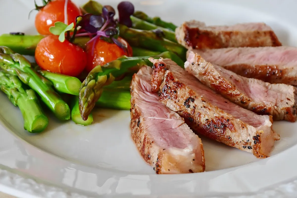 asparagus, steak, veal steak, veal, meat, barbecue, green asparagus, vegetables, eat, meal, healthy, low carb, diet, food, plate, dish, healthy meal, food photo