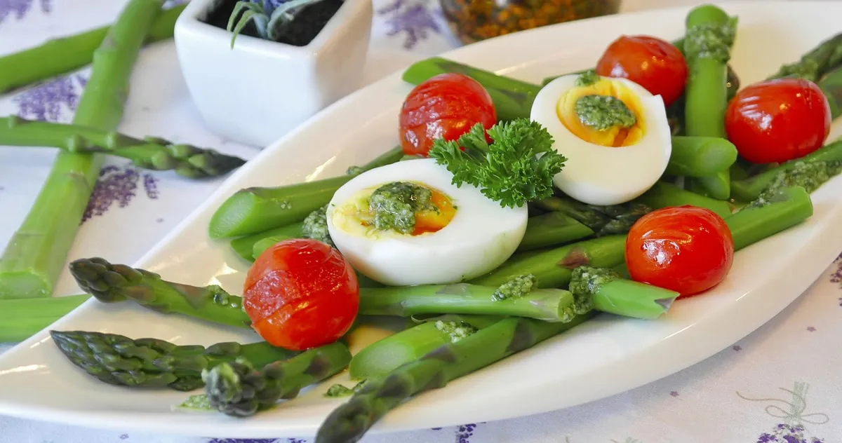 asparagus, green, green asparagus, asparagus time, pesto, nature, vegetables, egg, tomatoes, meal, enjoy the meal, spring, low carb, diet, food